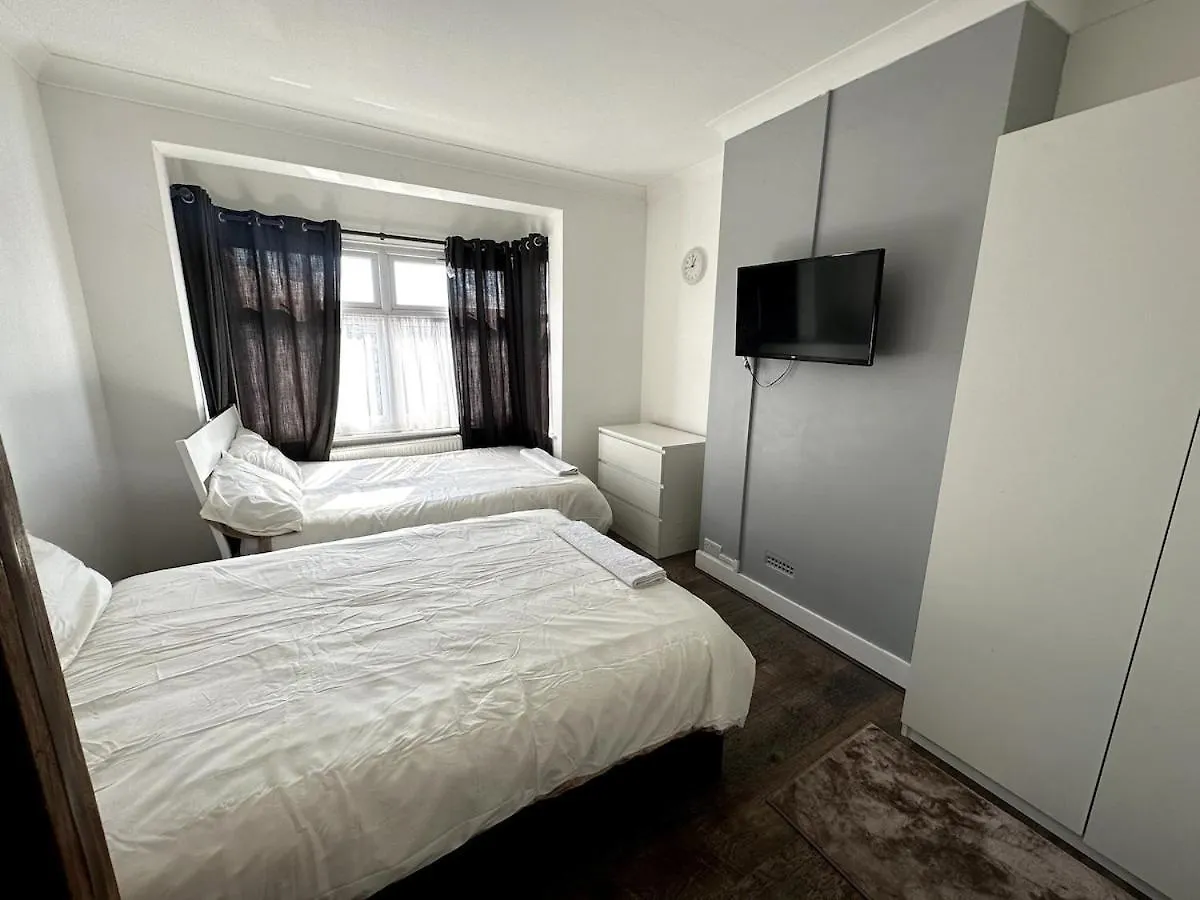 Spacious Home A Walk From Central Line - Free Parking Ilford